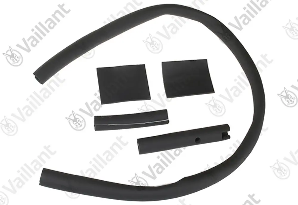 Schwarzes Isolationsset von Vaillant mit mehreren Gummiteilen, darunter ein längeres, gebogenes Stück und mehrere flache, rechteckige Stücke.